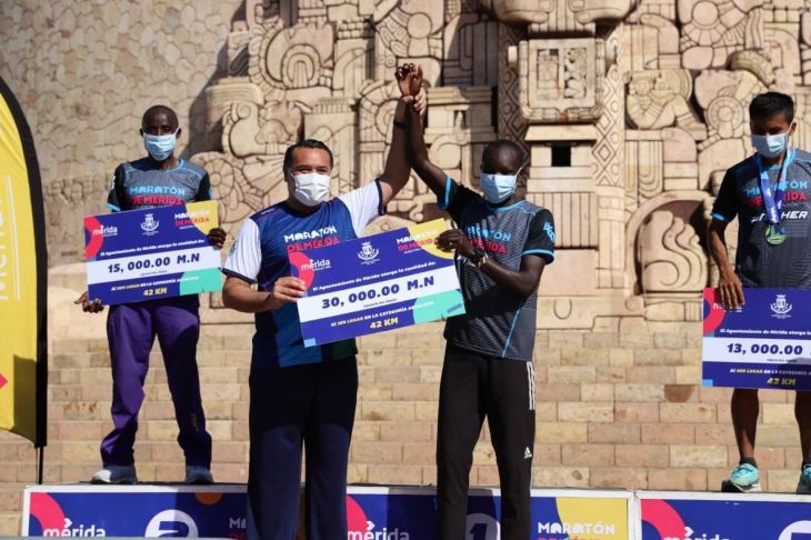 Premian a ganadores del Maratón Internacional Mérida 2022